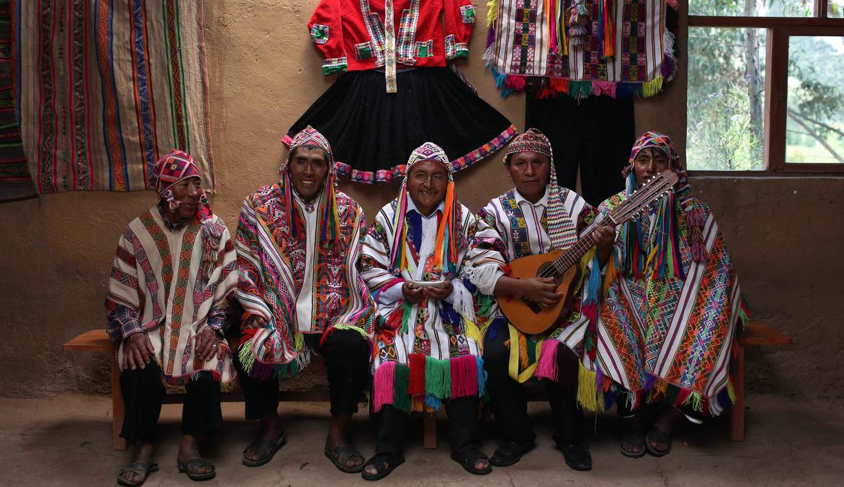 Sekelompok musisi Andes mengenakan pakaian tradisional berpose saat difoto di dekat Gunung Pelangi di Pitumarca, Peru (4/4). (AP Photo/Martin Mejia)