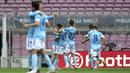 Para pemain Celta Vigo merayakan gol yang dicetak oleh Santi Mina ke gawang Barcelona pada laga Liga Spanyol di Stadion Camp Nou, Minggu (16/5/2021). Barca takluk dengan skor 1-2. (AFP/Pau Barrena)