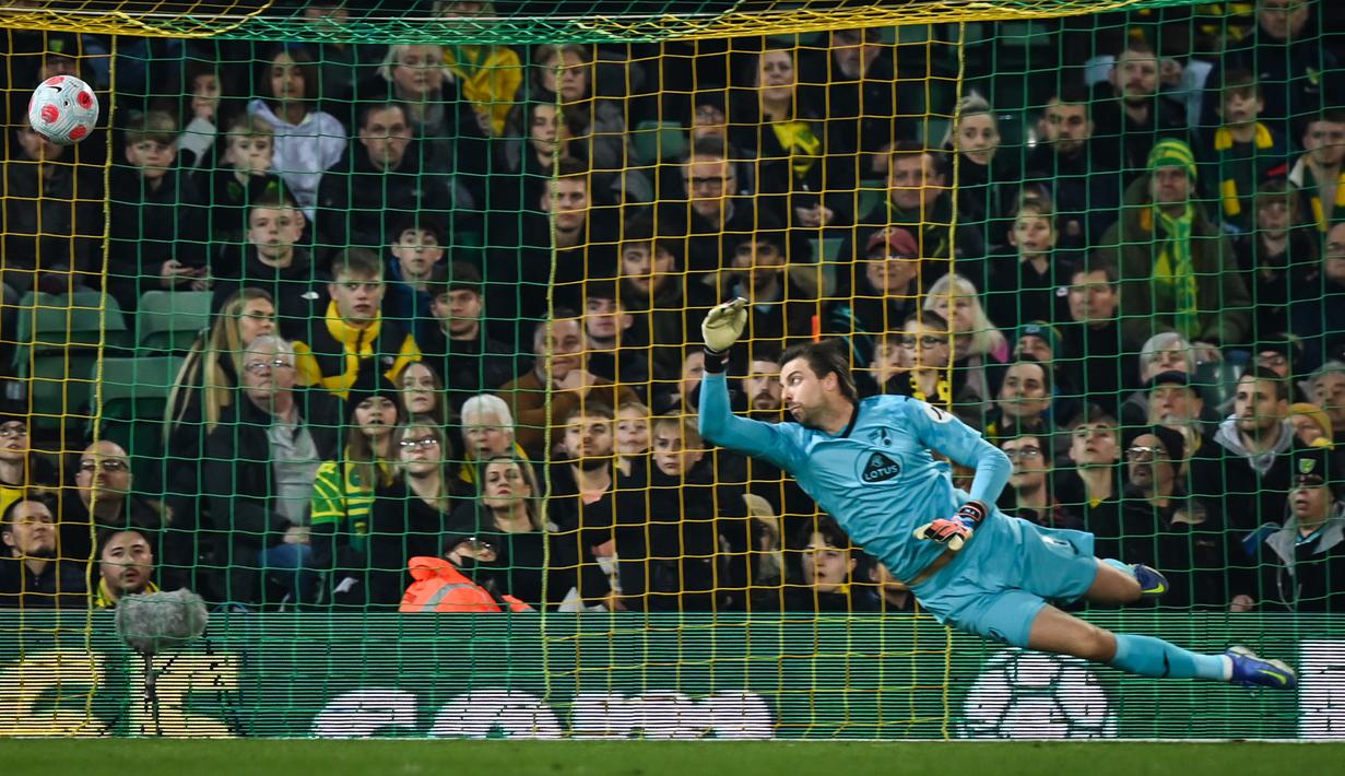 Memasuki masa injury time gawang Tim Krul kembali kebobolan, kali ini oleh Kai Havertz. Gol tersebut mengakhiri perlawanan Norwich sekaligus membuat Chelsea menang dengan skor 3-1. (AFP/Glyn Kirk)