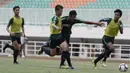 Para pemain Timnas Indonesia U-19 berebut bola saat latihan di Stadion Pakansari, Bogor, Senin (30/9). Latihan ini merupakan persiapan jelang Piala AFF U-19 di Vietnam. (Bola.com/Vitalis Yogi Trisna)