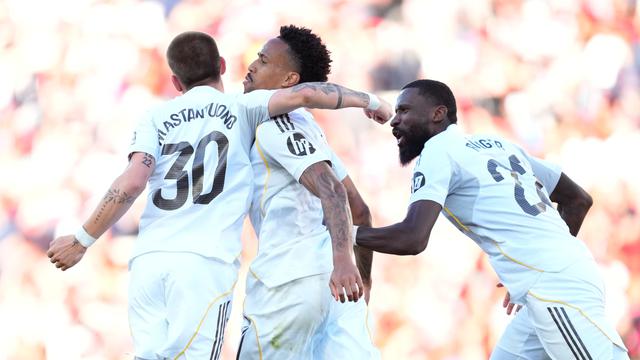 Pemain Real Madrid Franco Mastantuono (kiri), Eder Militao (tengah), dan Antonio Rudiger