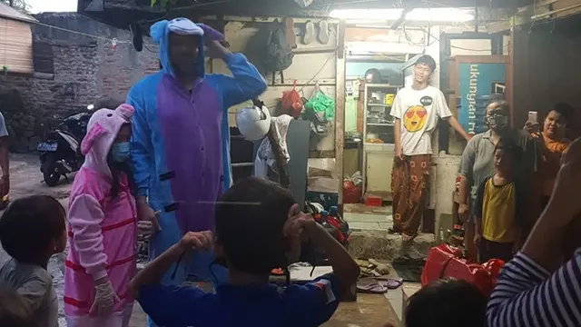6 Potret Zack Lee dan Anaknya Bagi Makanan Gratis Pakai Kostum Lucu, Curi Perhatian