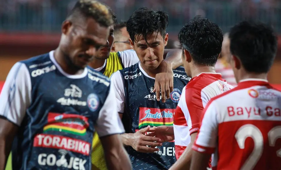 Gelandang Arema FC, Hanif Sjahbandi menangis setelah timnya kalah 2-3 dari Madura United pada Liga 1 2018. (Bola.com/Iwan Setiawan)