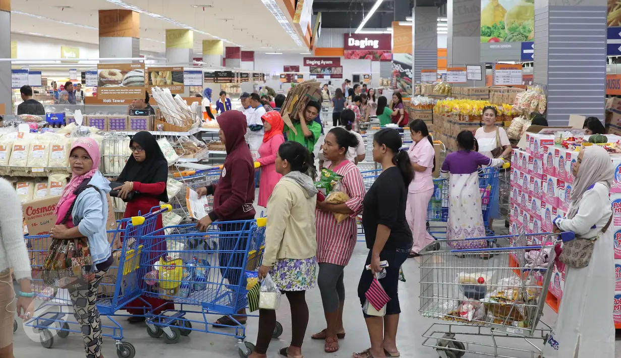 Suasana di pusat perbelanjaan di Tangerang, Banten, (16/12). Dirjen Standardisasi dan Perlindungan Konsumen Kemendag menyosialisasikan aturan tentang Standar Nasional Indonesia dan label ke para pengusaha ritel. (Liputan6.com/Angga Yuniar)