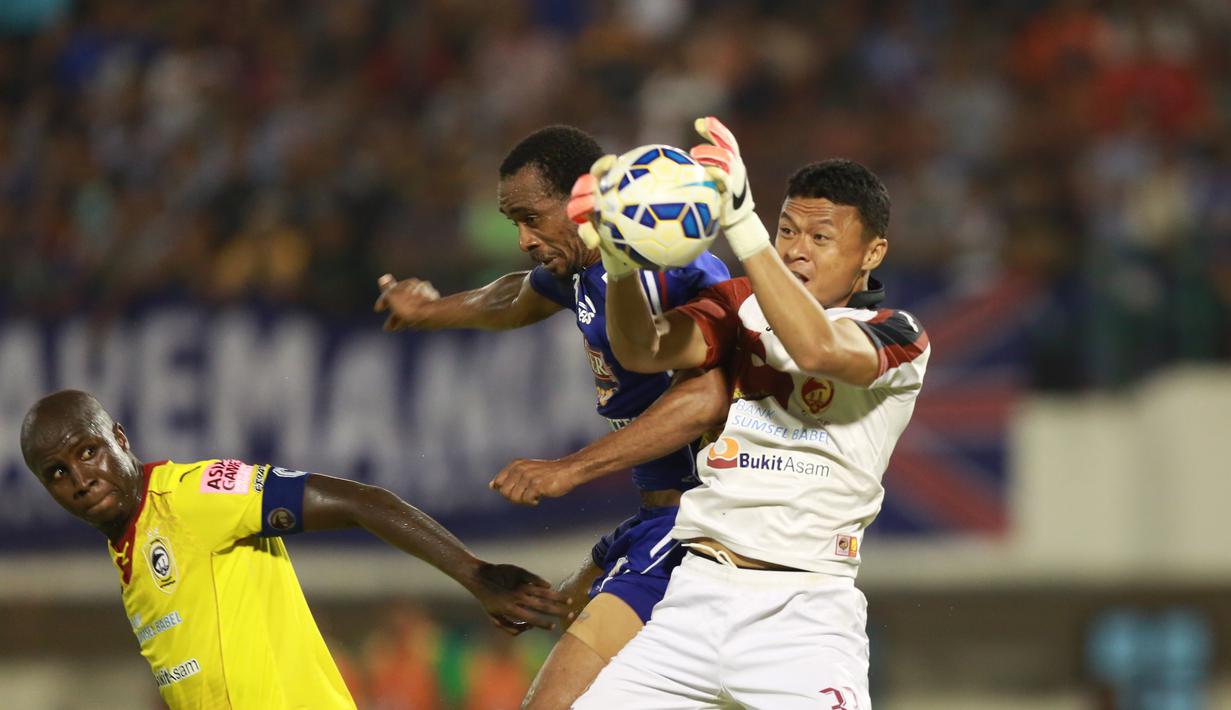 Kiper Sriwijaya FC Dian Agus berebut bola dengan pemain Arema Cronus Lancine Kone pada laga semifinal Piala Presiden di Stadion Manahan, Solo, Minggu (11/10/2015). Sriwijaya menang 2-1. (Bola.com/Nicklas Hanoatubun).