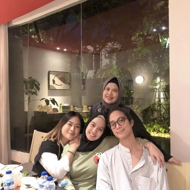 Ibunda Dikta Yovie and Nuno Meninggal, Ini 6 Potret Kenangan Kebersamaannya