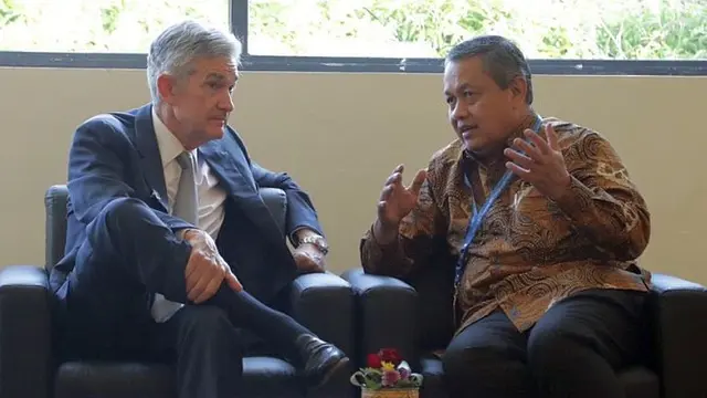 Gubernur BI Perry Warjiyo berdiskusi dengan Ketua Dewan Pengurus Bank Sentral AS (Chairman of the Federal Reserve), Jerome Powell, di sela-sela pertemuan tahunan IMF-Bank Dunia, di Bali (13/10/2018). (Ilyas/Liputan6.com)