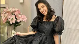Lady Nayoan memang memiliki paras yang cantik. Istri Rendy Kjaernett itu senang berpenampilan menawan dengan dress hitam yang dikenakan. Foto ini pun banjir like dan komentar dari netizen. (Liputan6.com/IG/ladynayoan)