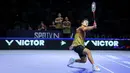 Pebulu tangkis Indonesia, Anthony Ginting dari tim Hurricanes melakukan pukulan backhand ke arah pebulu tangkis Jepang, Kodai Naraoka dari tim Rockets dalam laga tunggal putra Badminton XL 2025 di Istora Senayan, Jakarta, Minggu (05/10/2025). (Bola.com/Bagaskara Lazuardi)