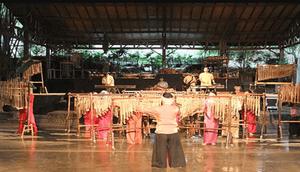 Saung Angklung Udjo. Wikipedia