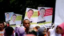 Warga PKS yang hadir dalam Kampanye Akbar di Stadion GBK Jakarta membawa pamflet bergambar Presiden PKS Anis Matta (Liputan6.com/Helmi Fithriansyah)