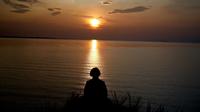 Ilustrasi diam, tenang, kalem, diri sendiri, berpikir. (Photo by Raimond Klavins on Unsplash)
&nbsp;