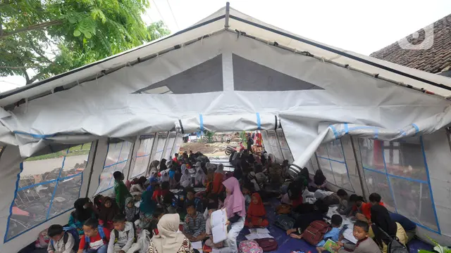 Sebulan Lebih Pascagempa, Anak-Anak Masih Belajar dalam Tenda