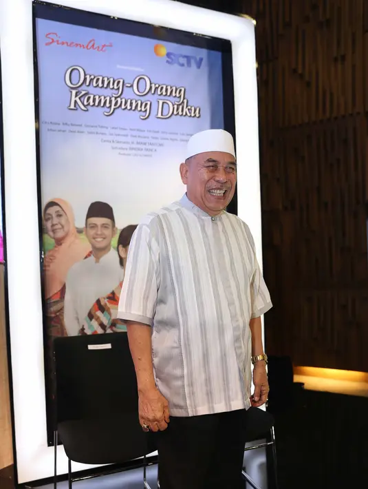 "Sekarang pakai topinya miring, bajunya buluk, cucunya juga sudah dua. Tapi dia suka sama cewek cantik, yang lebih parah dia budeg lagi," Latief Sitepu sambil tertawa terbahak. (Nurwahyunan/Bintang.com)