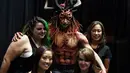 Make up artis berpose dengan model hasil riasannya saat acara ScareLA 'Monsters Come Together' di Los Angeles, California (6/8). Acara ini juga menjadi ajang berkumpulnya bagi para penggemar film horor. (AFP Photo/Mark Ralston)