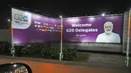 Papan reklame bergambar Perdana Menteri India Narendra Modi menyambut delegasi terlihat di bandara menjelang KTT G20 minggu ini, di New Delhi, Rabu (6/9/2023). (AP Photo/Manish Swarup)
