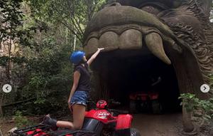 Lisa BLACKPINK berlibur ke Bali. (dok. Tangkapan layar Instagram @lalalalisa_m/https://www.instagram.com/p/DWWSHz0E8dV/?img_index=14/Dinny Mutiah)