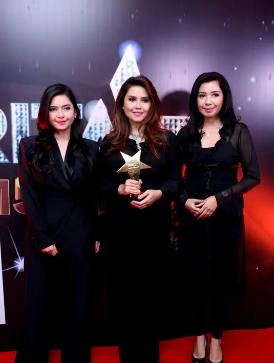 ‘Terlalu banyak (kenangan), setiap kali dengar lagu 'Ayah' kami 'benci',’ tuturnya usai menerima trofi Liftime Achievement untuk sang ayah dalam ajang Selebrita Award di Teater Tanah Airku, TMII, Jakarta Timur. (Andy Masela/Bintang.com)