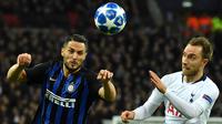 Duel Udara terjadi antara bintang Tottenham Hotspur, Christian Eriksen dengan Danilo D’Amborsio pada laga lanjutan Liga Champions yang berlangsung di stadion Wembley, Inggris, Kamis (29/11). Tottenham Hotspur menang 1-0 atas Inter Milan (AFP/Ben Stansall)