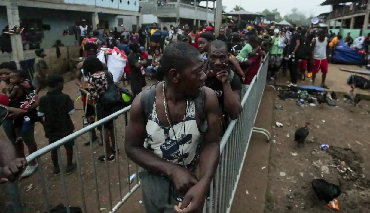 Imigran menunggu untuk diangkut dari Desa Bajo Chiquito ke Migrant Reception Station di Lajas Blancas, Provinsi Darien, Panama, 23 Agustus 2021. Panama dan Kolombia mencapai kesepakatan untuk mengendalikan banjir migran yang melintasi perbatasan bersama ke Amerika Serikat. (ROGELIO FIGUEROA/AFP)