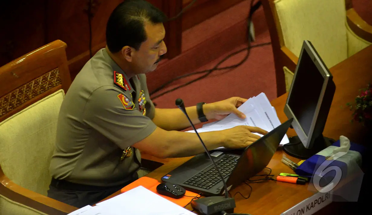  Komjen Pol Budi Gunawan saat bersiap menjalani uji kelayakan dan kepatutan di ruang Komisi III DPR RI, Senayan, Jakarta, Rabu (14/1/2015). (Liputan6.com/Faisal R Syam)