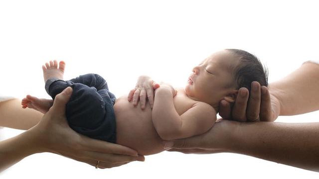 5 Pemotretan Keluarga Gilang Dirga dan Adiezty Fersa Bersama Buah Hati