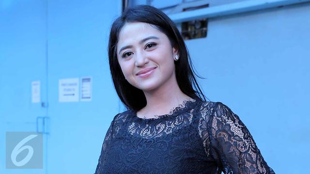 Momen Ramadan Dewi Perssik Ajari Cimoy Mengaji Dan Menghafal Huruf Hijaiyah Ramadan Liputan6 Com