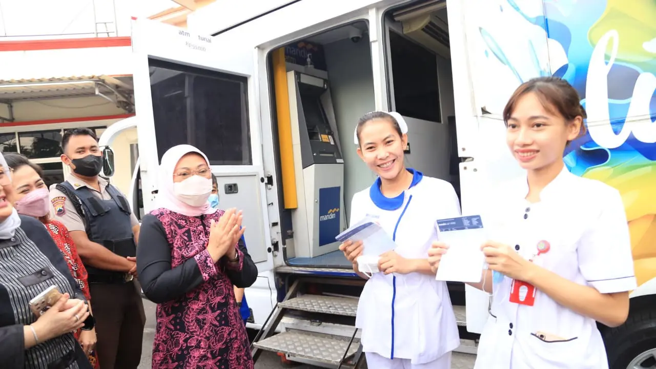 Menaker Ida Fauziyah kembali secara simbolis memberikan BSU