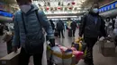 Pelancong berjalan di sepanjang concourse di Stasiun Kereta Api Beijing West di Beijing, Rabu, 18 Januari 2023. China pada Desember mencabut kebijakan "nol-COVID" yang ketat, melepaskan gelombang keinginan perjalanan yang terpendam, terutama di sekitar waktu terpenting China untuk pertemuan keluarga, yang disebut di China sebagai Festival Musim Semi, yang mungkin satu-satunya waktu di satu tahun ketika pekerja perkotaan kembali ke kampung halaman mereka. (AP Photo/Mark Schiefelbein)