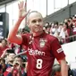 Andres Iniesta menyapa penggemar saat memasuki stadion di NOEVIR Stadium Kobe, Kobe, (26/5/2018). Iniesta dikontrak Vissel Kobe selama tiga tahun. (Michi Ono/Kyodo News via AP)