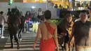 Dikarenakan macet Jakarta, Mulan pun memutuskan untuk berjalan kaki mengenakan dress panjang tersebut untuk sampai ke tempat tujuan. Tampak rambutnya ditata sanggul modern tanpa hiasan.  [@wulanguritno]