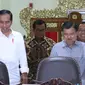 Presiden Joko Widodo didampingi Wakil Presiden Jusuf Kalla tiba untuk memimpin rapat terbatas di kantor presiden, Jakarta, Selasa (22/5). (Liputan6.com/Angga Yuniar)