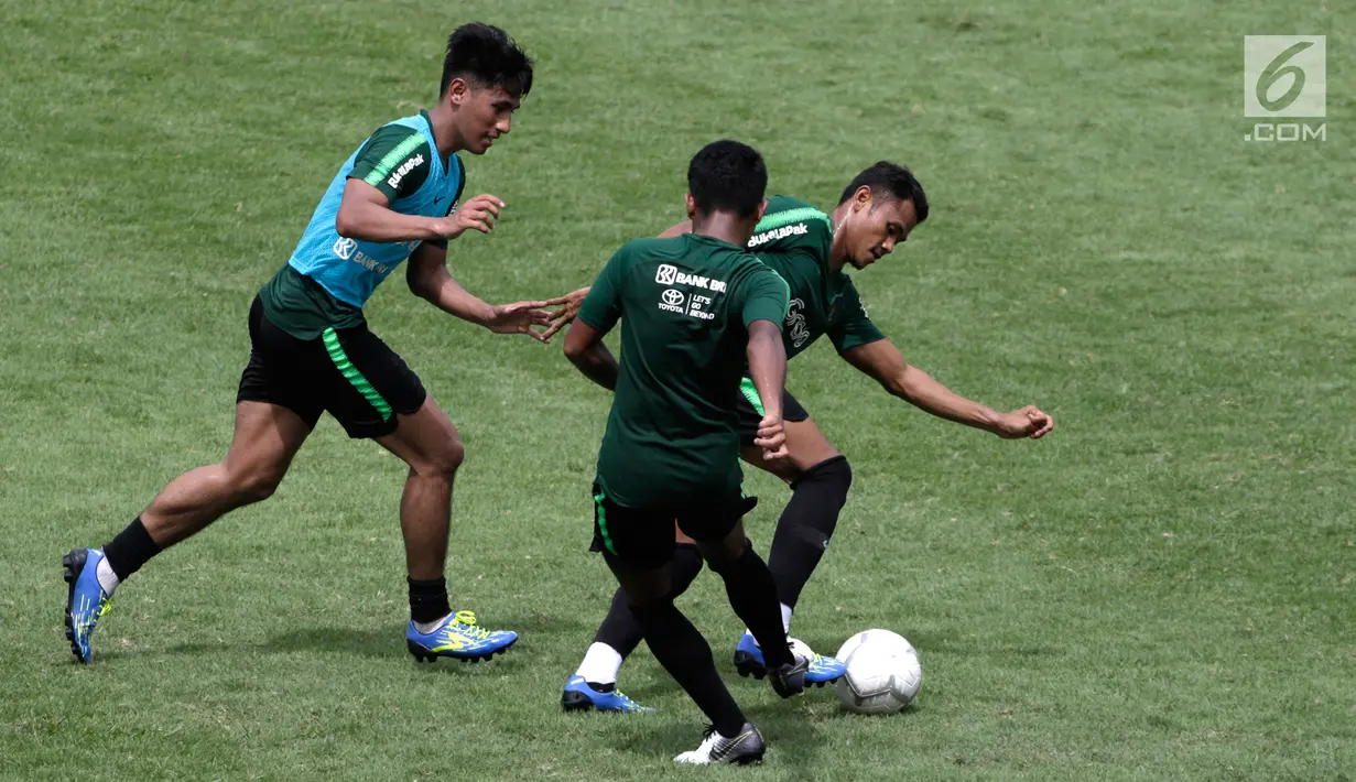 Pemain Timnas Indonesia U-22 saat latihan di Stadion Madya Senayan, Jakarta, Kamis (17/1). Latihan ini merupakan persiapan jelang Piala AFF U-22. (Bola.com/Yoppy Renato)