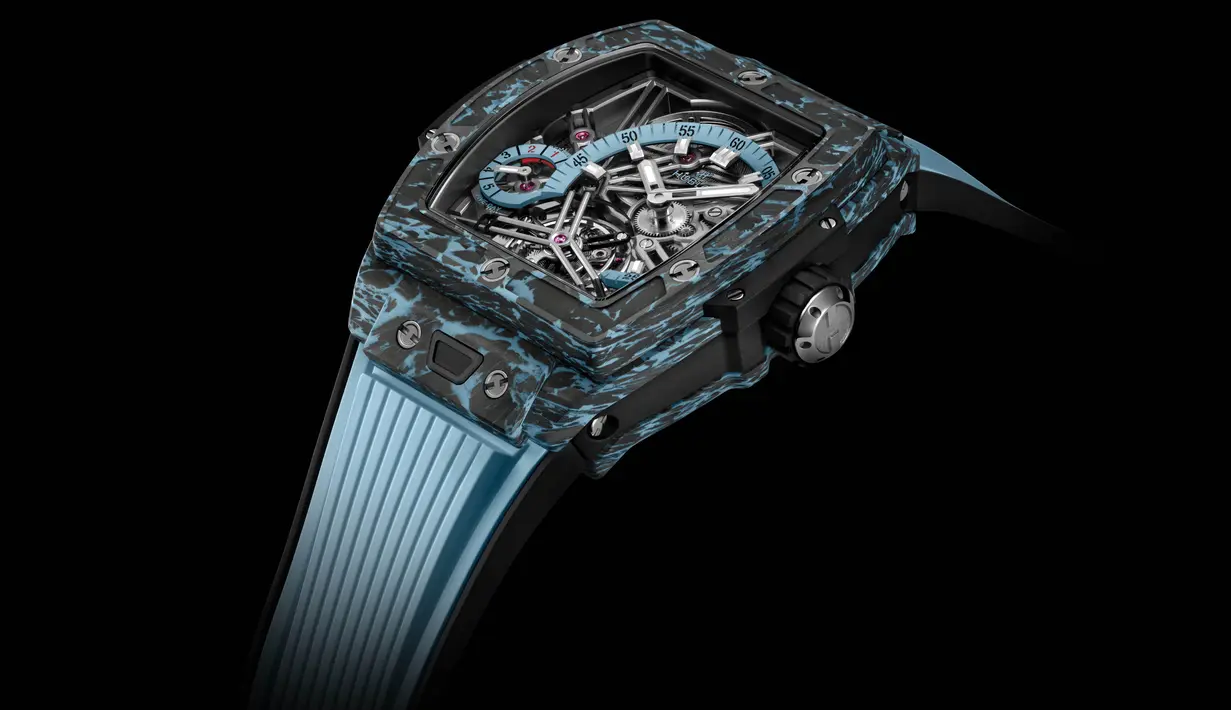 Spirit Of Big Bang Tourbillon 5-Day Power Reserve meluncurkan edisi baru dalam komposit karbon hitam. Hany diproduksi 50 buah di dunia, jam tangan ini menampilkan dial kerangka yang mencolok, dan ditenagai oleh gerakan tourbillon MHUB6020 yang menawarkan cadangan daya lima hari. Sesuai dengan tampilan merek dagang Hublot, produk ini dilengkapi tali karet dengan buckles lipat. / Foto dok: Hublot.