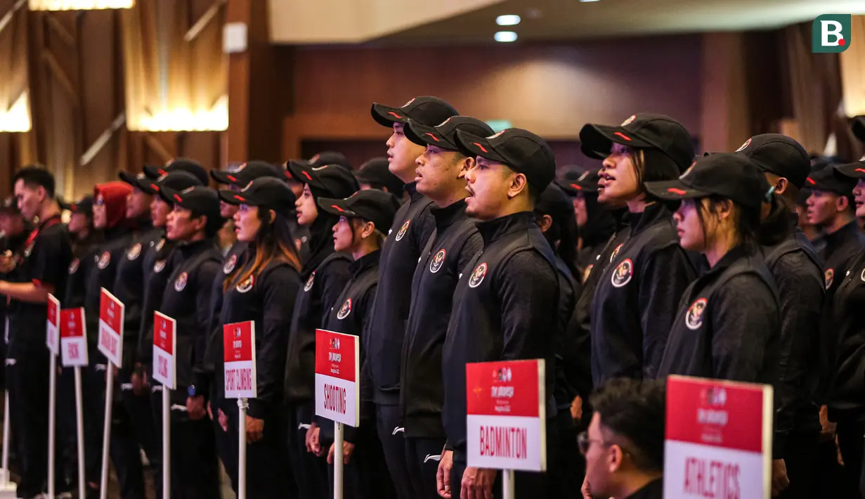 Sejumlah atlet Indonesia menyanyikan lagu kebangsaan Indonesia Raya saat dikukuhkan untuk Asian Games 2022 Hangzhou di Auditorium Kementerian PUPR, Jakarta, Selasa (19/09/2023). (Bola.com/Bagaskara Lazuardi)