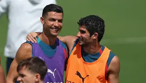 Cristiano Ronaldo berlatih bersama Timnas Portugal di ajang Piala Dunia 2026. Tampak ia bersama Goncalo Guedes. (PATRICIA DE MELO MOREIRA / AFP)