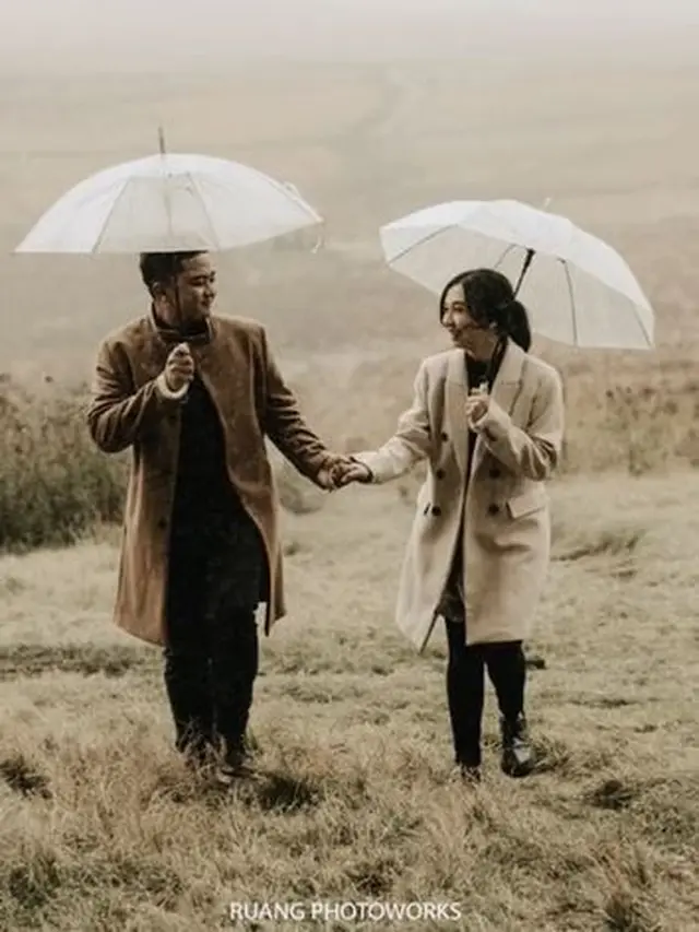 6 Potret Prewedding Mirip Pelaku Kebakaran Bromo Ini Viral, Netizen Salah Sangka