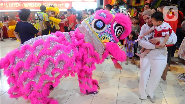 Atraksi Barongsai Semarakkan Malam Tahun Baru Imlek di Tangsel