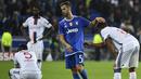 Pemain Juventus, Miralem Pjanic, berusaha menghibur pemain Olympique Lyon seusai laga Grup H Liga Champions di Stade de Lyon, Prancis, Rabu (19/10/2016) dini hari WIB. (AFP/Philippe Desmazes)