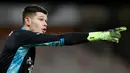 Illan Meslier - Kiper berusia 21 tahun ini merupakan pilihan utama Marcelo Bielsa di bawah mistar gawang Leeds United. Sejauh ini ia telah membuat 63 penyelamatan, lebih banyak dari rekan senegaranya yakni Hugo Lloris yang membuat 48 penyelamatan. (AFP/Nick Potts/Pool)