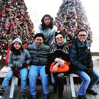 Hingga kini, pasangan yang telah memiliki anak yang mulai besar-besar itu, jarang terdengar berita miring terkait rumah tangganya. Lantas bagaimana cara komedian dan artis sinetron itu membangun rumah tangga harmonis. (Instagram/viona__rosalina)