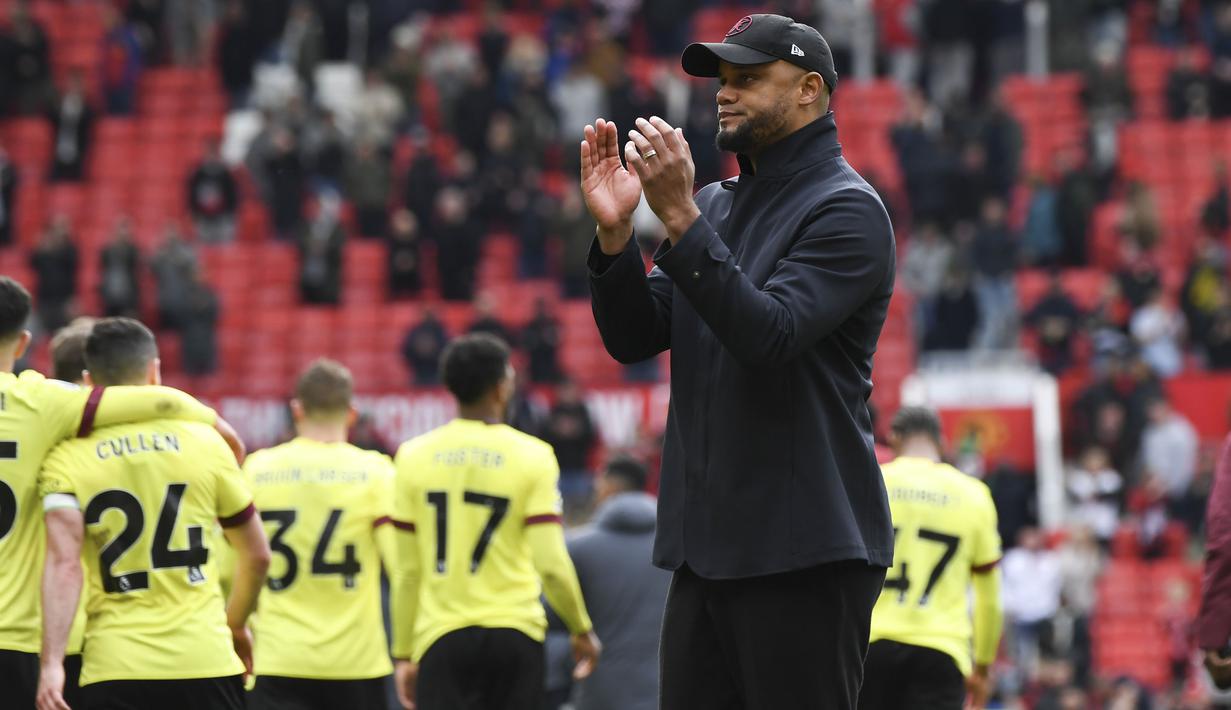 Selebrasi pelatih Burnley, Vincent Kompany merayakan hasil imbang 1-1 menghadapi Manchester United setelah berakhirnya laga pekan ke-35 Premier League 2023/2024 di Old Trafford Stadium, Manchester, Sabtu (27/4/2024). (AP Photo/Rui Vieira)