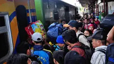 Desakan calon penumpang saat antre masuk ke dalam kereta di Stasiun Senen, Kamis, (24/7/14). (Liputan6.com/Faizal Fanani)