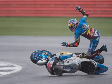  Pebalap Marc VDS Racing asal Australia, Jack Miller, terlempar dari motornya saat kualifikasi MotoGP Inggris di Sirkuit Silverstone, Inggris, (3/9/2016). (AFP/Oli Scarff)