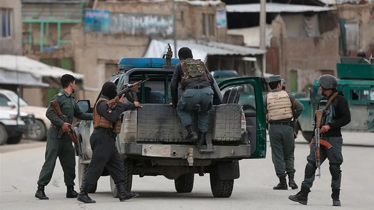 Personel Afghanistan tiba di lokasi serangan di Kabul.