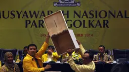 Panitia memperlihatkan kotak suara kosong saat pemilihan Ketua Umum Partai Golkar pada Musyawarah Nasional IX di Ancol, Jakarta, Senin (8/12/2014). (Liputan6.com/Miftahul Hayat)