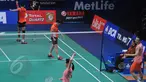 Ganda campuran, Tontowi/Liliyana tertunduk usai dikalahkan Zhang Nan/Zhao Yunlei asal Tiongkok di semifinal BCA Indonesia Open Superseries Premier 2015, Jakarta, Sabtu (6/6/2015).  Tontowi/Liliyana kalah 21-16, 15-21, 18-21. (Liputan6.com/Herman Zakharia)