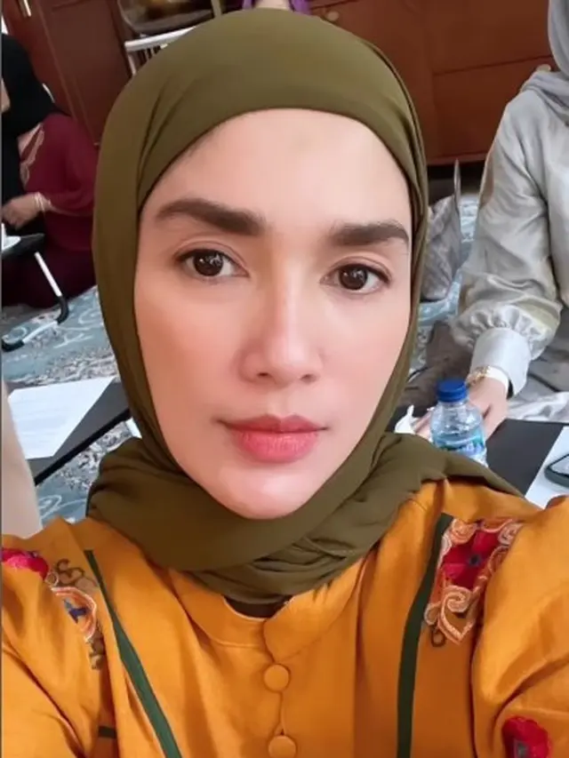 Ussy Sulistiawaty ikut pengajian (Instagram/ussypratama)