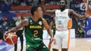Pemain timnas basket Brasil, Yago Santos berusaha melewati kawalan pemain Pantai Gading pada penyisihan Grup G FIBA World Cup 2023 di Indonesia Arena, Gelora Bung Karno, Jakarta, Rabu (30/8/2023). (Liputan6.com/Helmi Fithriansyah)