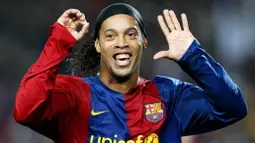 1. Ronaldinho - Mantan Bintang Barcelona dan AC Milan ini memiliki nama asli Ronaldo de Assis Moreira. Nama beken Ronaldinho yang terpampang pada jersey nya mengandung arti Ronaldo Kecil. (AFP/Lluis Gene)